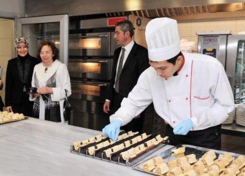 Hayrünnisa Hanım konuğuyla Köşk'ün mutfağına girdi