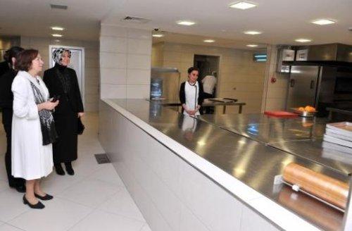 Hayrünnisa Hanım konuğuyla Köşk'ün mutfağına girdi