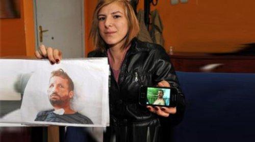 Bir elinde babasının yüzü bir elinde babasının resmi