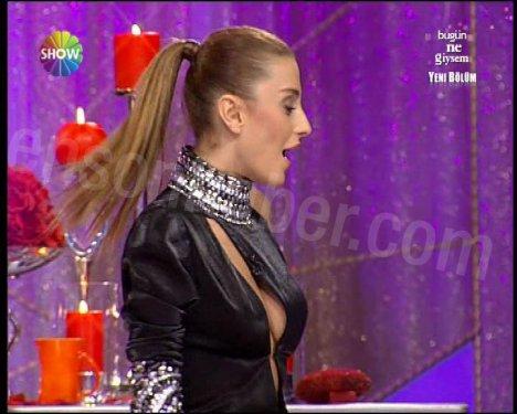 Özge ve Ivana'nın çok konuşulacak dekolteleri