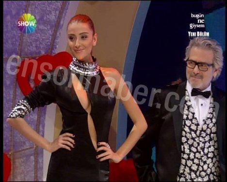 Özge ve Ivana'nın çok konuşulacak dekolteleri