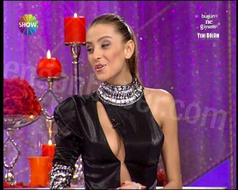 Özge ve Ivana'nın çok konuşulacak dekolteleri