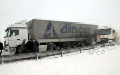 AK Parti Milletvekillerinin aracı kaza yaptı