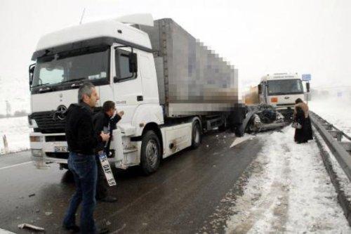 AK Parti Milletvekillerinin aracı kaza yaptı