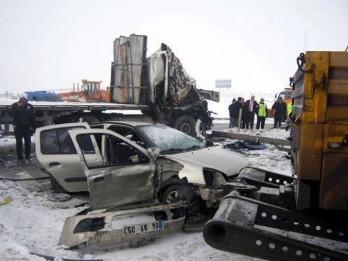 Erzurum'da zincirleme kaza: 60 araç birbirine girdi - Resim 3