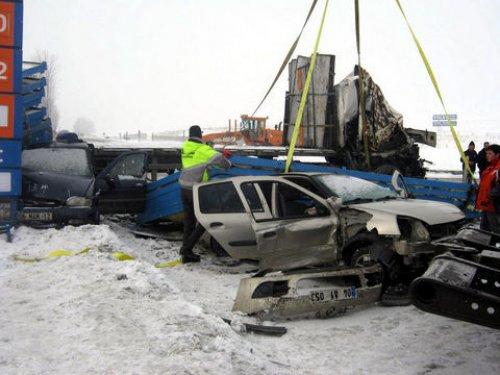 Erzurum'da zincirleme kaza: 60 araç birbirine girdi - Resim 1