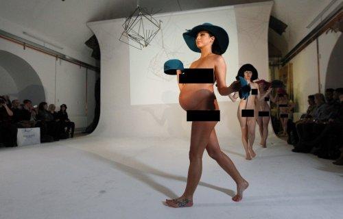 Podyumda çıplak manken şoku