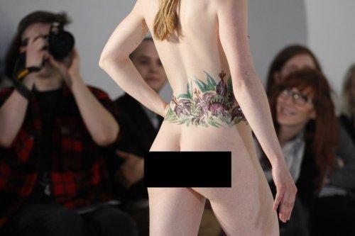 Podyumda çıplak manken şoku