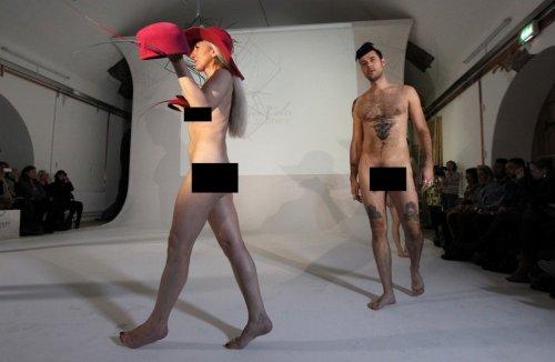 Podyumda çıplak manken şoku