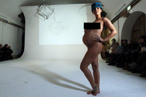 Podyumda çıplak manken şoku