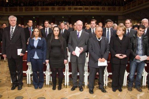 Merkel cinayetler için özür diledi - Resim 17
