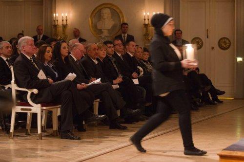 Merkel cinayetler için özür diledi - Resim 12