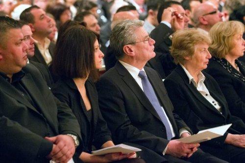 Merkel cinayetler için özür diledi - Resim 15