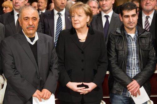 Merkel cinayetler için özür diledi - Resim 16