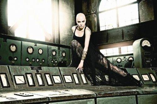 Deniz Uğur saçlarını kazıttı