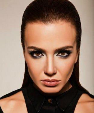 Deniz Uğur saçlarını kazıttı