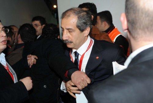 İsa Gök Kurultay salonuna girerken yuhalandı