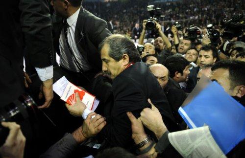 İsa Gök Kurultay salonuna girerken yuhalandı