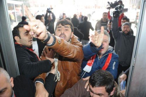 İsa Gök Kurultay salonuna girerken yuhalandı