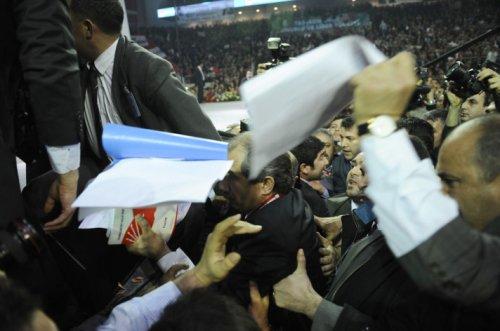 İsa Gök Kurultay salonuna girerken yuhalandı