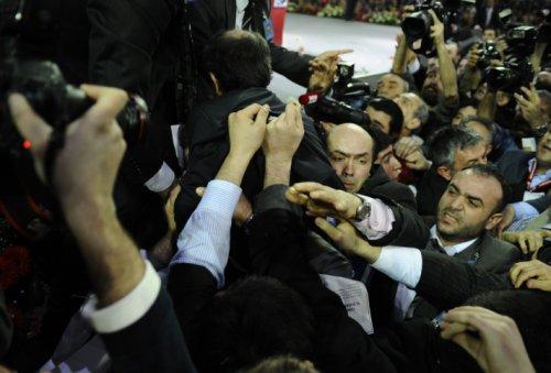 İsa Gök Kurultay salonuna girerken yuhalandı