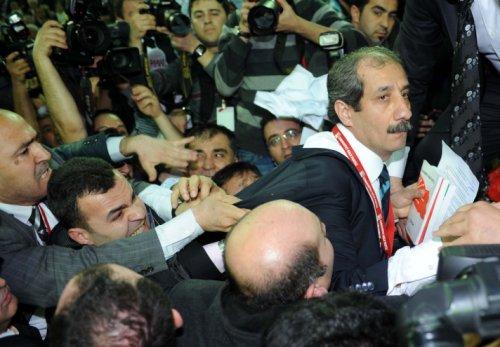 İsa Gök Kurultay salonuna girerken yuhalandı