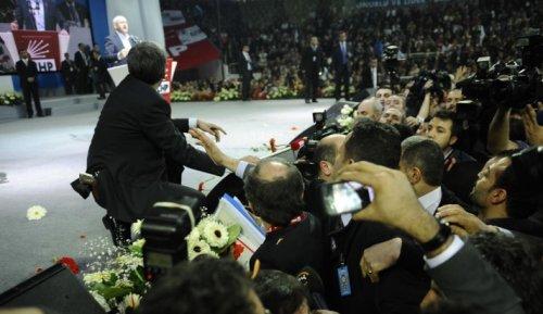 İsa Gök Kurultay salonuna girerken yuhalandı