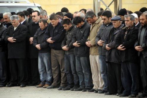 Şevket Çavdar toprağa verildi - Resim 4