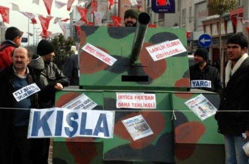 28 Şubat'ı tanklarla protesto ettiler - Resim 2