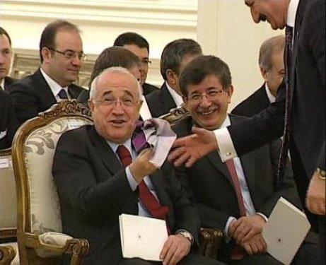 Cemil Çiçek gülme krizine girdi  - Resim 1