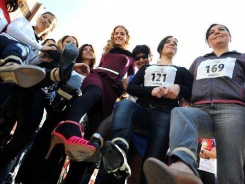 Wilma Elles yüksek topuklarla koştu - Resim 15