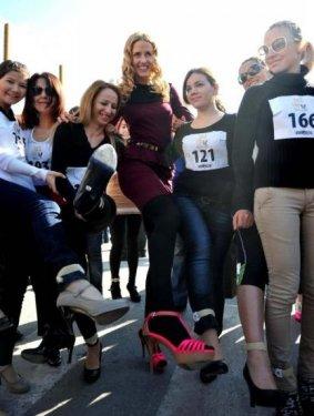 Wilma Elles yüksek topuklarla koştu - Resim 16