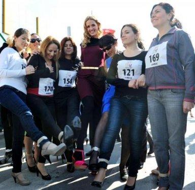 Wilma Elles yüksek topuklarla koştu - Resim 14