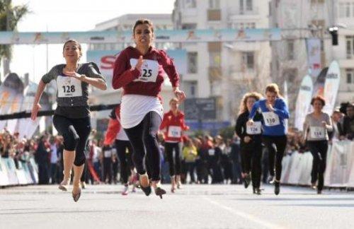 Wilma Elles yüksek topuklarla koştu - Resim 6