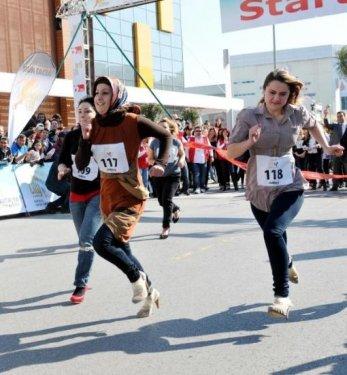 Wilma Elles yüksek topuklarla koştu - Resim 8