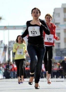 Wilma Elles yüksek topuklarla koştu - Resim 7