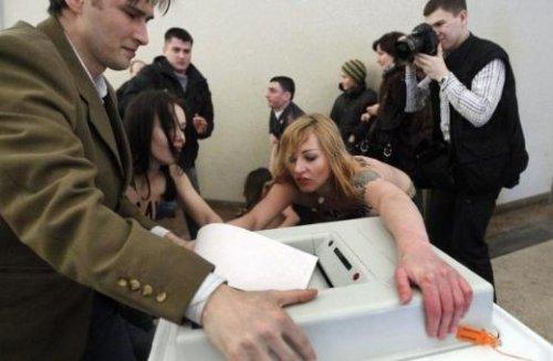 FEMEN oy sandıklarına saldırdı  - Resim 8