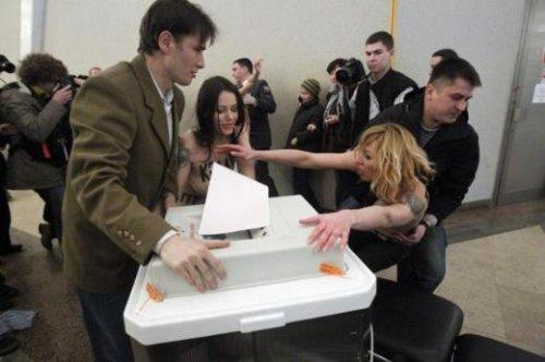 FEMEN oy sandıklarına saldırdı  - Resim 7