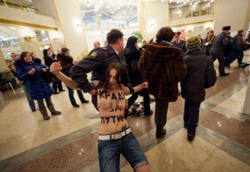 FEMEN oy sandıklarına saldırdı  - Resim 6