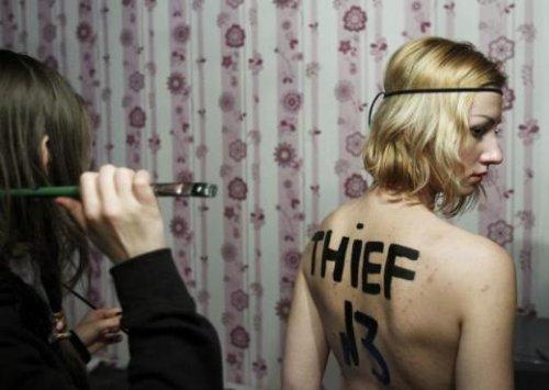 FEMEN oy sandıklarına saldırdı  - Resim 9