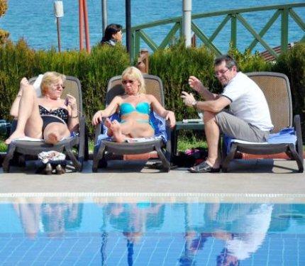 Alanya'da tatilcilerin deniz keyfi 