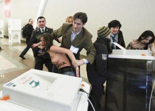 FEMEN oy sandıklarına saldırdı  - Resim 4