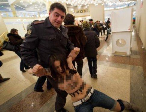 FEMEN oy sandıklarına saldırdı  - Resim 5