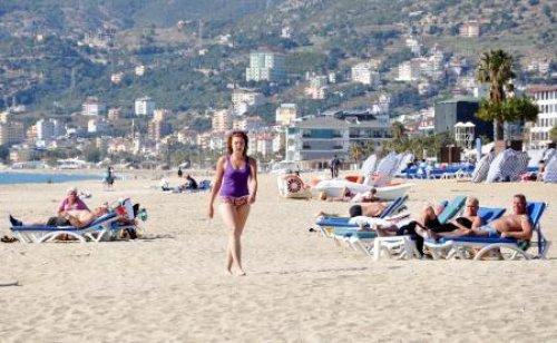 Alanya'da tatilcilerin deniz keyfi 