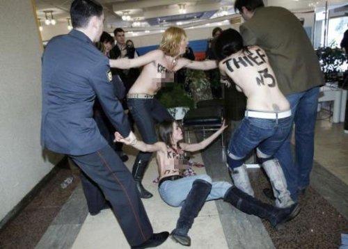 FEMEN oy sandıklarına saldırdı  - Resim 1