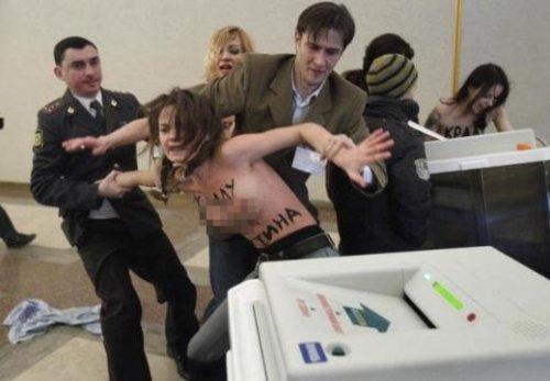 FEMEN oy sandıklarına saldırdı  - Resim 3