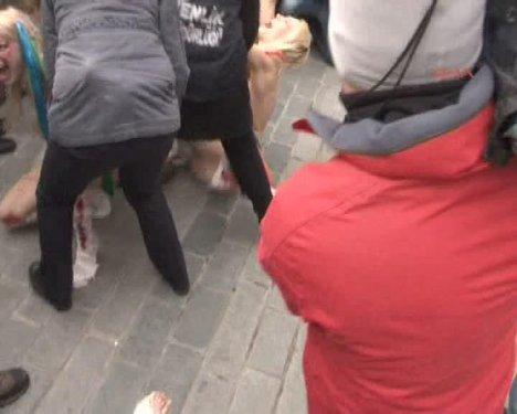 FEMEN kızları İstanbul Sultanahmet'te soyundu