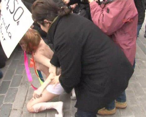 FEMEN kızları İstanbul Sultanahmet'te soyundu