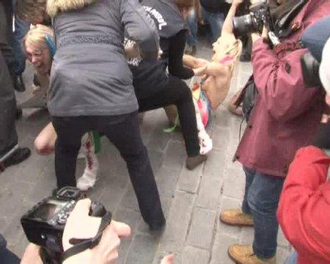 FEMEN kızları İstanbul Sultanahmet'te soyundu