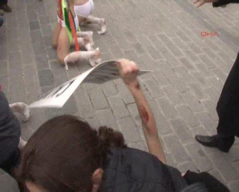 FEMEN kızları İstanbul Sultanahmet'te soyundu